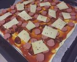 Foto del paso 2 de la receta: Pizza de hojaldre con salchichas y chorizo
