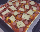 Foto del paso 2 de la receta: Pizza de hojaldre con salchichas y chorizo
