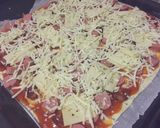 Foto del paso 3 de la receta: Pizza de hojaldre con salchichas y chorizo