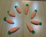Foto del paso 3 de la receta: Mini zanahorias de pasta de azúcar decorativas