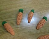Foto del paso 4 de la receta: Mini zanahorias de pasta de azúcar decorativas