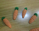 Foto del paso 4 de la receta: Mini zanahorias de pasta de azúcar decorativas