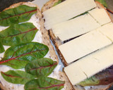 Foto del paso 3 de la receta: Bocadillo de queso cheddar y espinacas baby