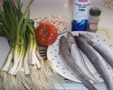 Foto del paso 1 de la receta: Pescadillas con ajos tiernos y gamba pelada