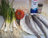 Foto del paso 1 de la receta: Pescadillas con ajos tiernos y gamba pelada