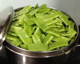 Foto del paso 2 de la receta: Judías verdes rehogadas con cebolla morada