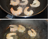 Foto del paso 2 de la receta: Arroz meloso con langostinos y almejas