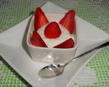 Foto del paso 6 de la receta: Postre de yogur de limón cremoso con fresones