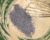 Foto del paso 2 de la receta: Tortitas de quinoa con semillas de amapola