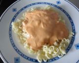 Foto del paso 2 de la receta: Bicicletas con bechamel de tomate y picadillo de bacón y queso