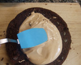 Foto del paso 12 de la receta: Pastel lujurioso de chocolate, dulce de leche y nata