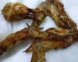 Foto del paso 4 de la receta: Alitas de pollo fritas con patatas dinamita