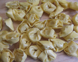 Foto del paso 4 de la receta: Tortelloni con salsa de guisantes y cheddar maduro