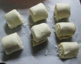 Foto del paso 2 de la receta: Rollitos de hojaldre con queso rallado