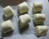 Foto del paso 2 de la receta: Rollitos de hojaldre con queso rallado