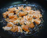 Foto del paso 1 de la receta: Revuelto de salmón y gambas