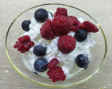 Foto del paso 2 de la receta: Crema de yogur con frutas del bosque