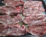 Foto del paso 1 de la receta: Chuletas de cerdo con cebolla dulces