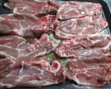 Foto del paso 1 de la receta: Chuletas de cerdo con cebolla dulces