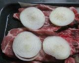 Foto del paso 2 de la receta: Chuletas de cerdo con cebolla dulces