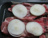 Foto del paso 2 de la receta: Chuletas de cerdo con cebolla dulces