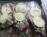 Foto del paso 3 de la receta: Chuletas de cerdo con cebolla dulces
