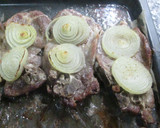 Foto del paso 3 de la receta: Chuletas de cerdo con cebolla dulces