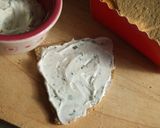 Foto del paso 2 de la receta: Canapés de queso al cebollino, pimientos y crujiente de cebolla