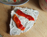 Foto del paso 3 de la receta: Canapés de queso al cebollino, pimientos y crujiente de cebolla