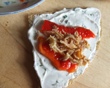 Foto del paso 4 de la receta: Canapés de queso al cebollino, pimientos y crujiente de cebolla