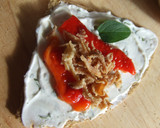 Foto del paso 5 de la receta: Canapés de queso al cebollino, pimientos y crujiente de cebolla