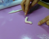 Foto del paso 3 de la receta: Muñeca de fondant - brazo, mano y cuello