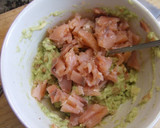 Foto del paso 3 de la receta: Sándwiches de salmón y aguacate para la hora del té