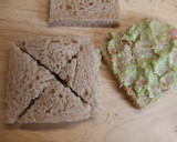 Foto del paso 4 de la receta: Sándwiches de salmón y aguacate para la hora del té