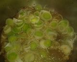 Foto del paso 1 de la receta: Pechugas de pollo en salsa con puerros y champiñones