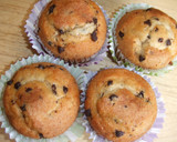 Foto del paso 1 de la receta: Muffins de vainilla con trocitos de chocolate y cobertura de naranja