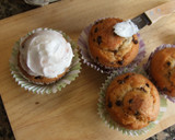 Foto del paso 2 de la receta: Muffins de vainilla con trocitos de chocolate y cobertura de naranja