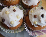 Foto del paso 3 de la receta: Muffins de vainilla con trocitos de chocolate y cobertura de naranja