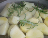 Foto del paso 1 de la receta: Patatas y alcachofas al romero para carnes