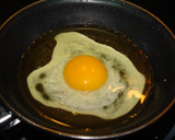 Foto del paso 3 de la receta: Huevo frito con beicon