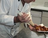 Foto del paso 11 de la receta: Buñuelos de viento rellenos de crema