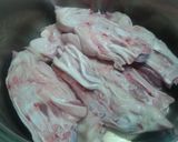 Foto del paso 1 de la receta: Manos de cerdo con senderillas y harina de boletus