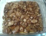 Foto del paso 2 de la receta: Manos de cerdo con senderillas y harina de boletus