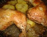 Foto del paso 4 de la receta Muslos de pollo y patatas al horno a las hierbas provenzales
