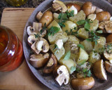 Foto del paso 9 de la receta: Pollo de corral horneado con patatas y setas