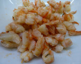 Foto del paso 2 de la receta: Tomates rellenos de ensalada y gambas