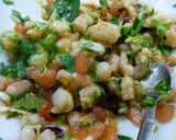 Foto del paso 3 de la receta: Tomates rellenos de ensalada y gambas