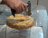 Foto del paso 7 de la receta: Roscón de bizcocho con yema quemada