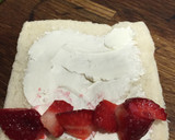 Foto del paso 2 de la receta: Rollitos de pan de molde rellenos de queso crema o nutella con fresas