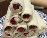 Foto del paso 3 de la receta: Rollitos de pan de molde rellenos de queso crema o nutella con fresas